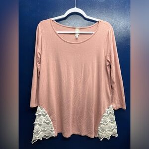 Adorable top with Lace on sides